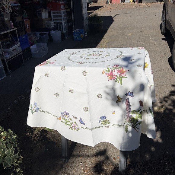 Portmeirion Botanic Garden Tablecloth 70-Inch Round Flowers Butterflies - Picture 4 of 7